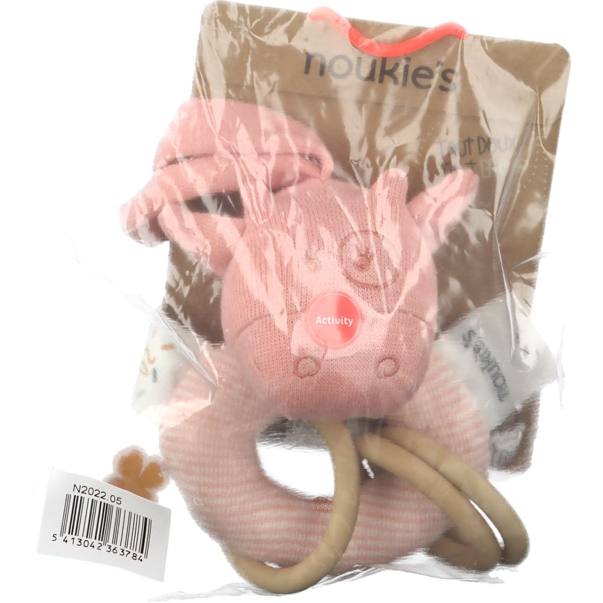 Roze stoffen rammelaar met houten ringen, verpakt. Op de verpakking staat "noukie's" en "Activity".