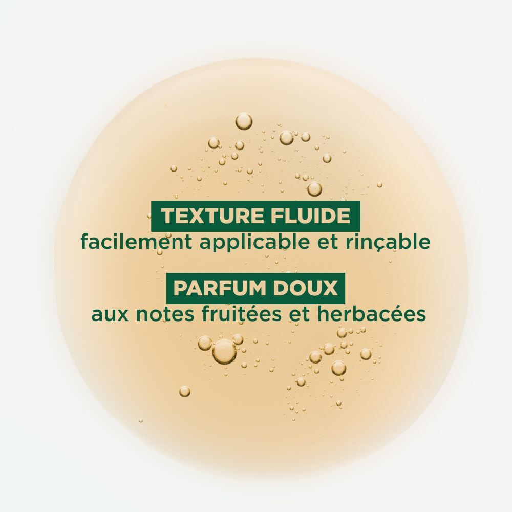 Shampooing KLORANE à la camomille. Flacon, vue de face. Bouchon blanc, liquide jaune, étiquette.