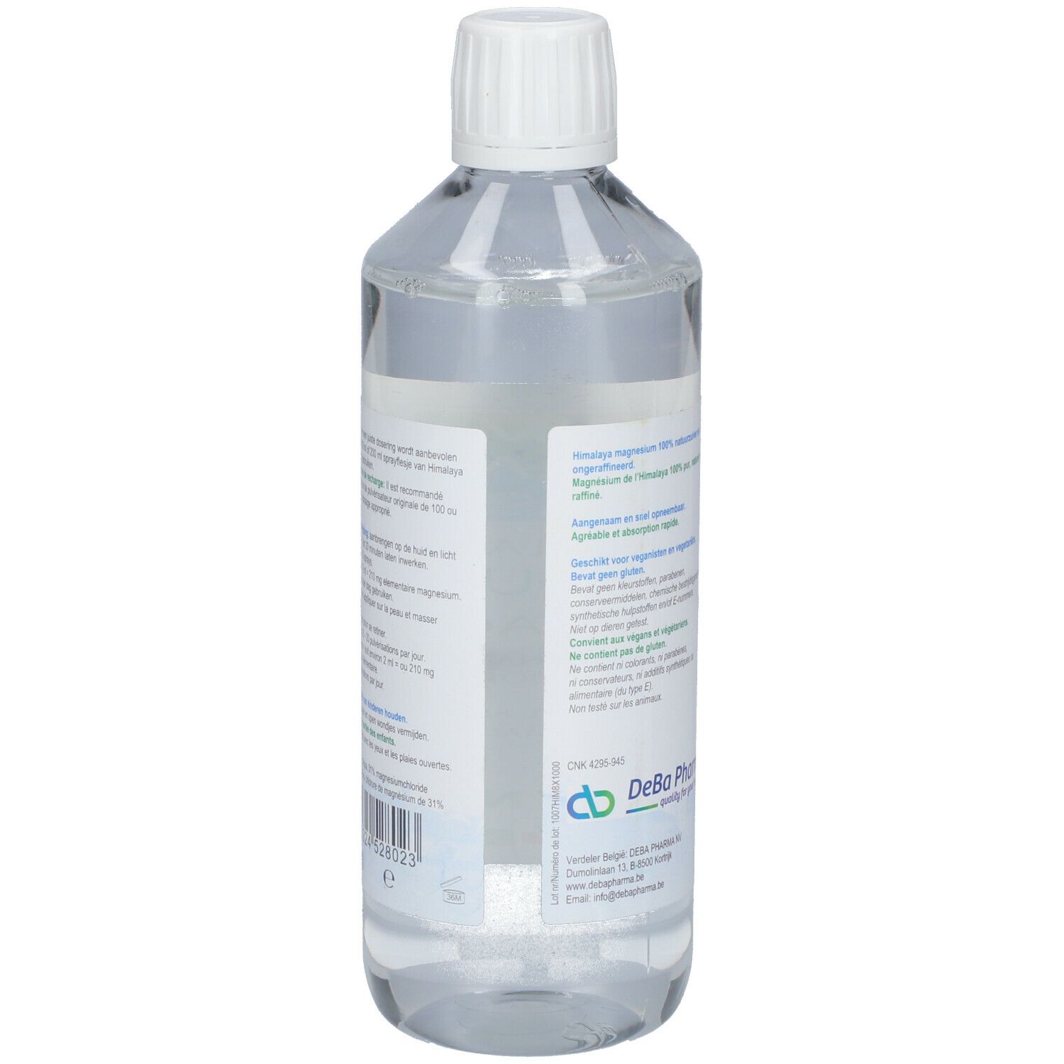 Achterkant van een fles met heldere vloeistof. Etiket met tekst, fabrikantinfo en barcode.
