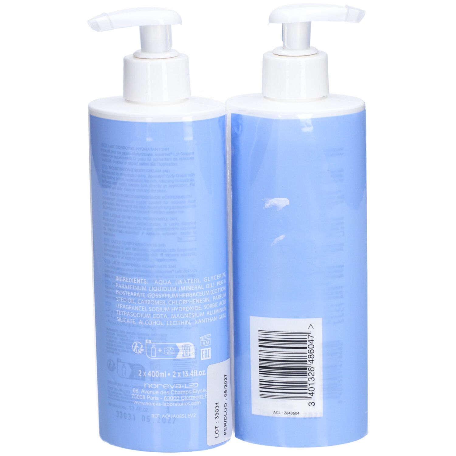 Twee flessen bodylotion. Blauwe fles met witte pomp. Barcode en productinformatie op de achterkant.