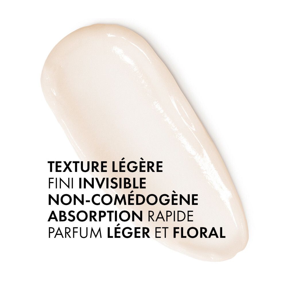 Échantillon de crème sur fond blanc. Texte: Texture légère, fini invisible.