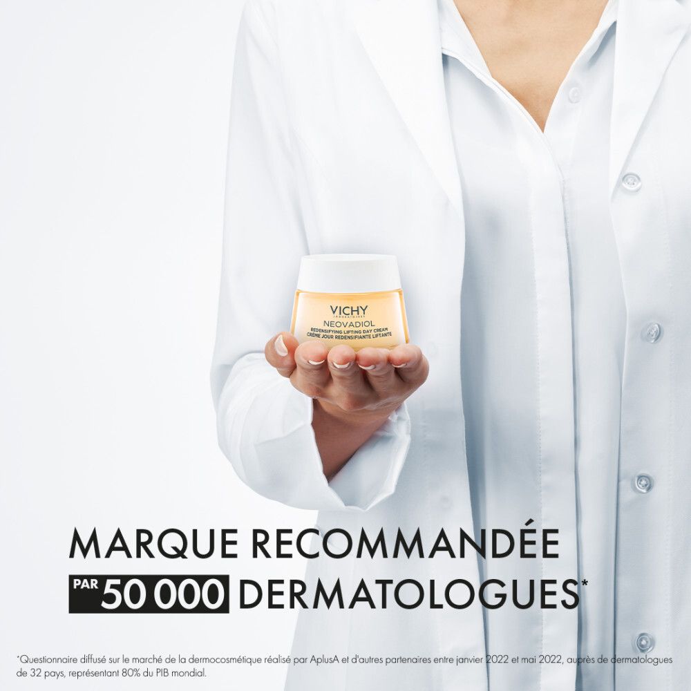 Personne tenant un pot de crème. Texte: Marque recommandée par 50 000 dermatologues.