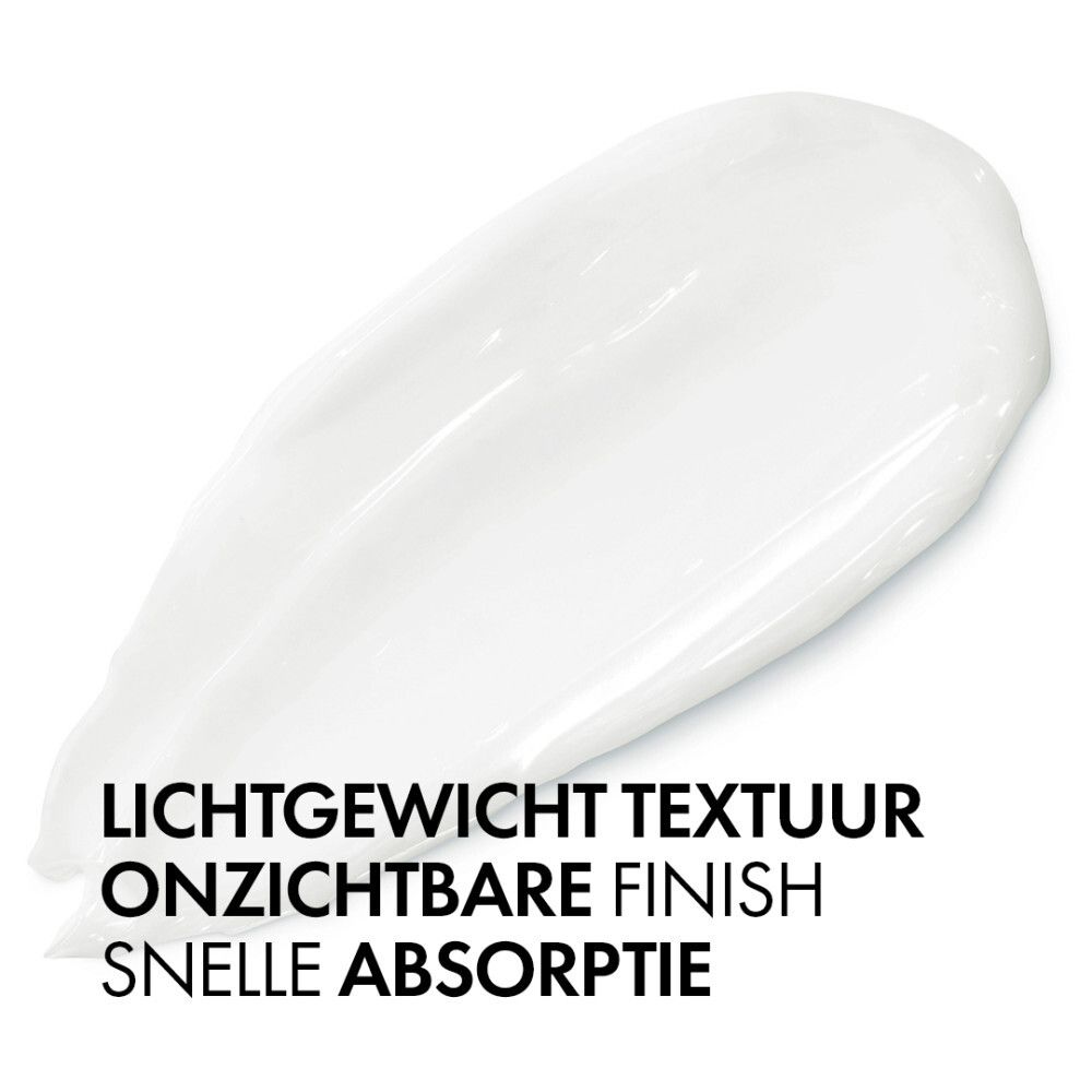 Witte crèmeveeg met tekst: Lichtgewicht textuur, onzichtbare finish, snelle absorptie.