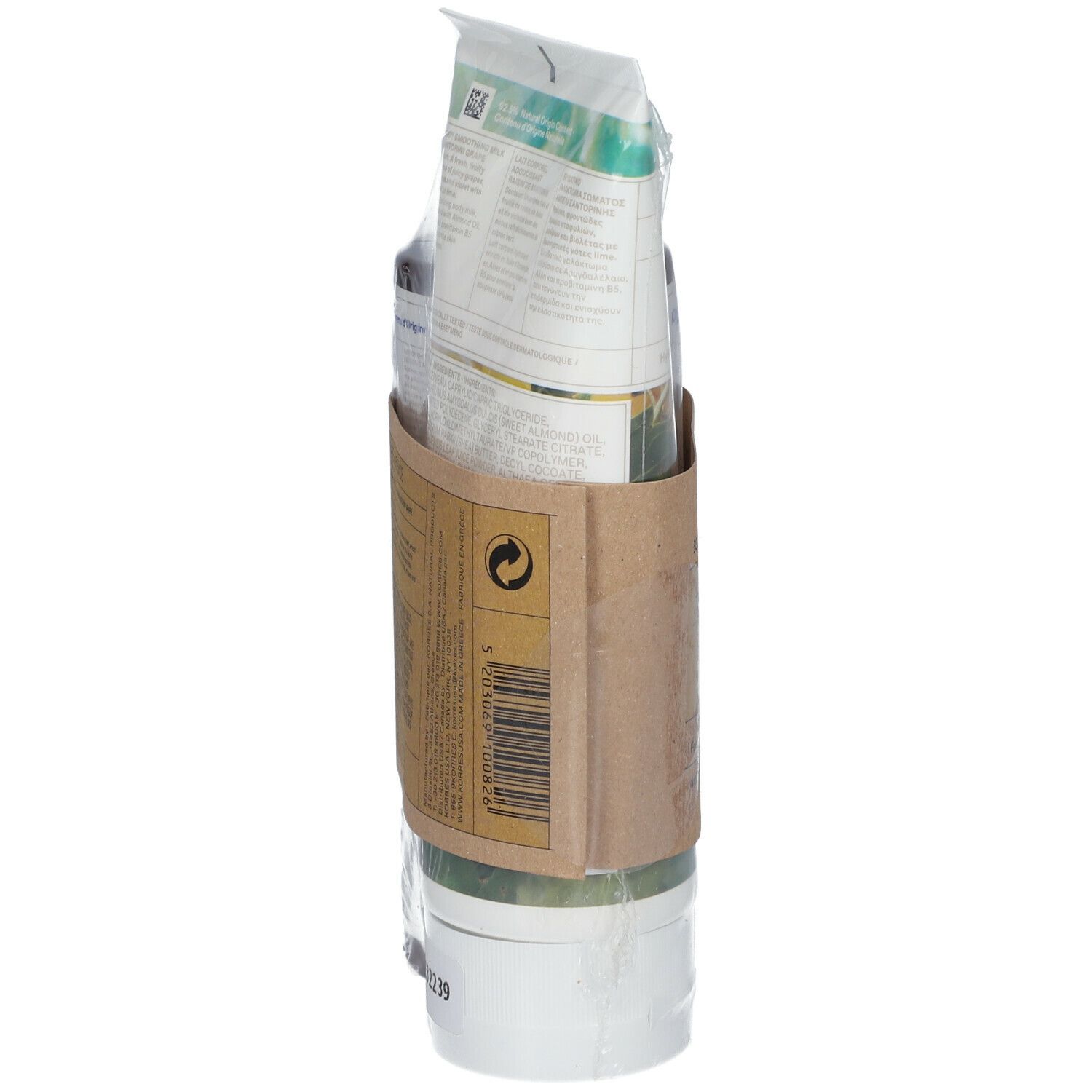 Zijaanzicht van de cadeauset. Producten verpakt in folie. Bruine kartonnen doos met productinformatie. Recycling symbool zichtbaar.