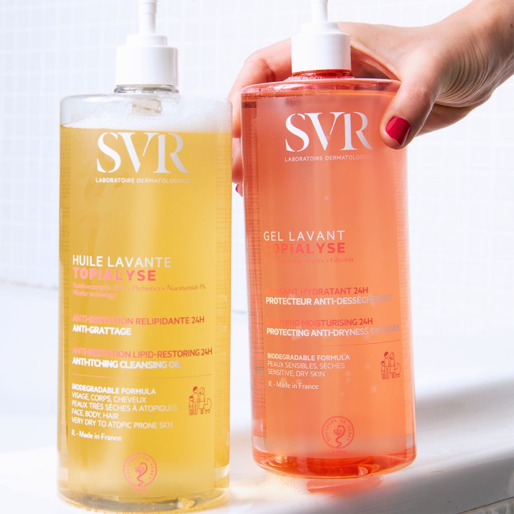 Twee flessen, één geel, één roze. Opschrift: SVR, Huile Lavante Topialyse en Gel Lavant Topialyse.
