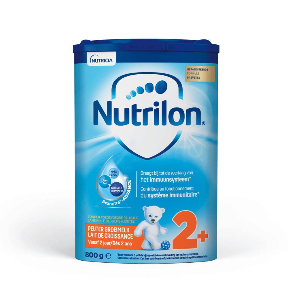 Blauwe Nutrilon 2+ groeimelk doos. Teddybeer en tekst "2+". Bevat 800g.