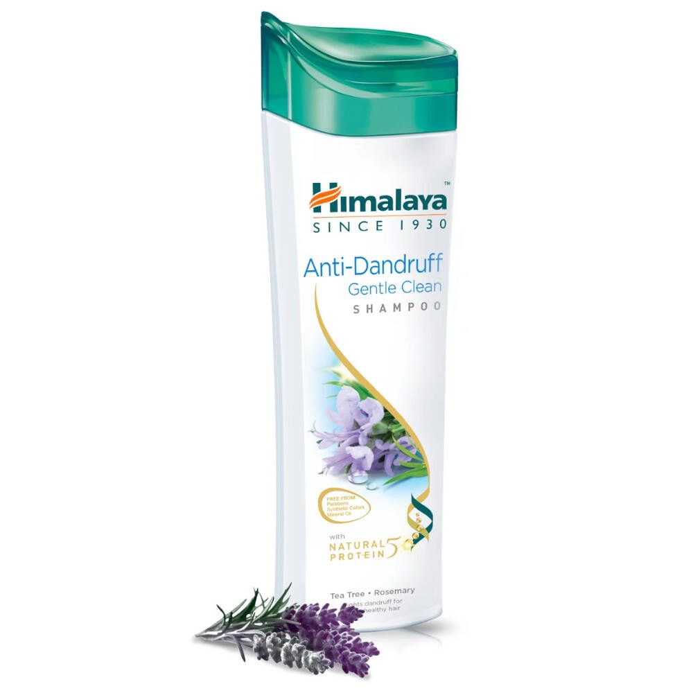 Weiß-grüne Shampoo-Flasche. Aufschrift Himalaya, Anti-Schuppen, sanfte Reinigung. Mit Blüten- und Kräuterabbildung.
