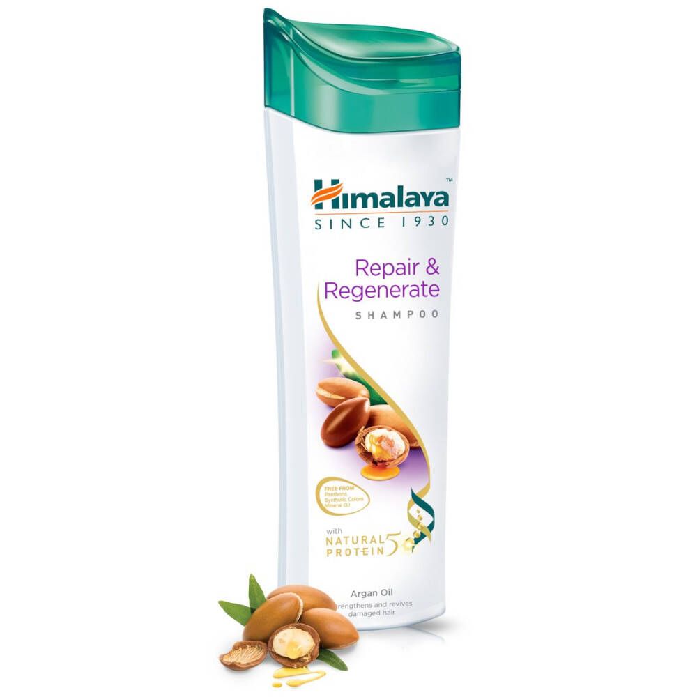 Weißes Shampoo-Flakon mit grünem Deckel. Aufschrift: Himalaya, Repair & Regenerate Shampoo. Abbildung von Arganöl und Nüssen.