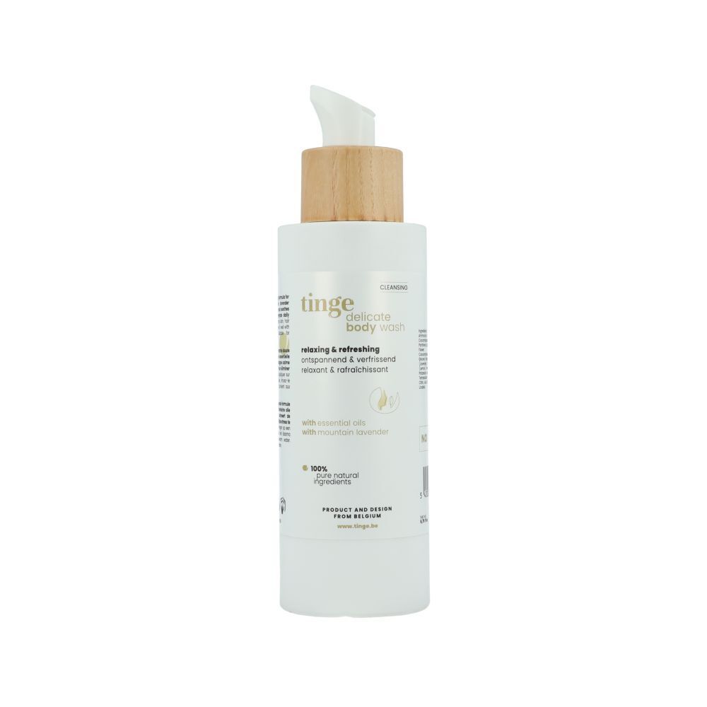 Weiße Flasche mit Pumpe und Holzdeckel. Aufschrift: tinge delicate body wash. Mit ätherischen Ölen und Berg-Lavendel.