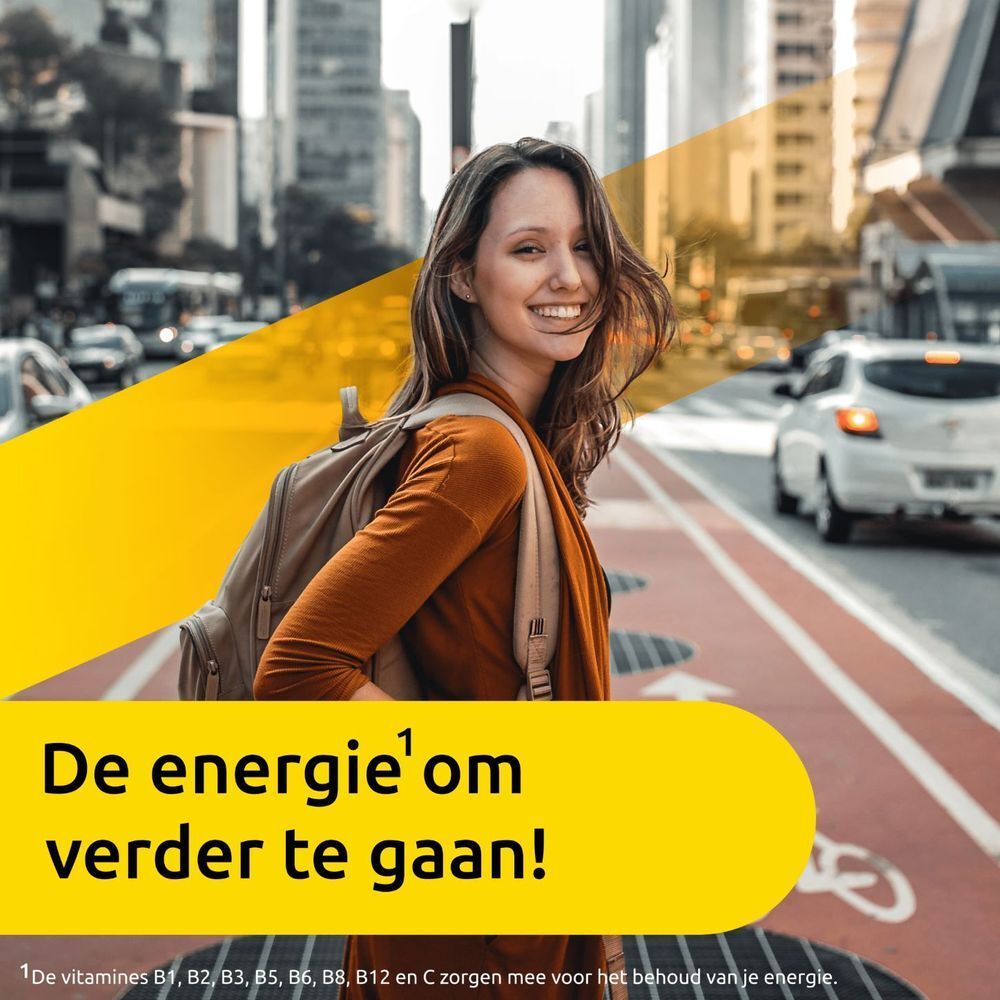 Een vrouw steekt de straat over. Achtergrond: geel logo en tekst: De energie om verder te gaan!