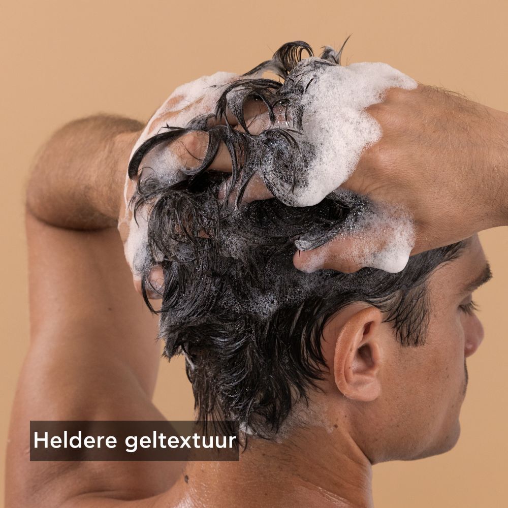 Handen wassen haar met schuim. Tekst: Heldere geltextuur.