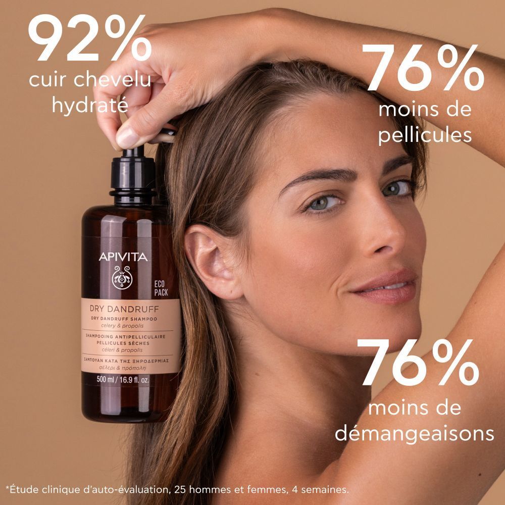 Femme avec produit. Texte: 92% cuir chevelu hydraté, 76% moins de pellicules, 76% moins de démangeaisons.