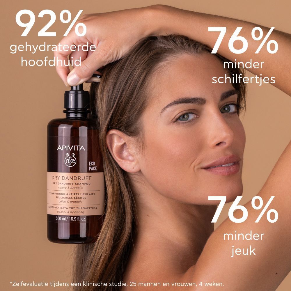 Vrouw met product. Tekst: 92% gehydrateerde hoofdhuid, 76% minder schilfertjes, 76% minder jeuk.