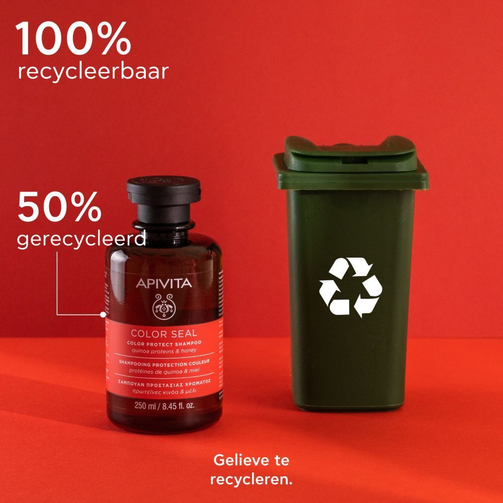 Bruine fles, zwarte dop. Rood etiket: COLOR SEAL, Shampoo. 250 ml. Naast een vuilnisbak.