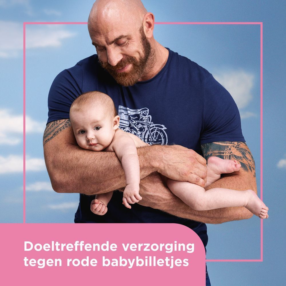 Reclamebeeld. Man houdt baby vast. Tekst: Doeltreffende verzorging tegen rode babybilletjes.