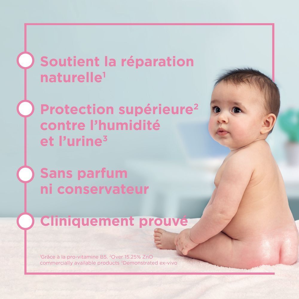 Bébé assis. Texte : Soutient la réparation naturelle, Protection supérieure, Sans parfum ni conservateur, Cliniquement prouvé.