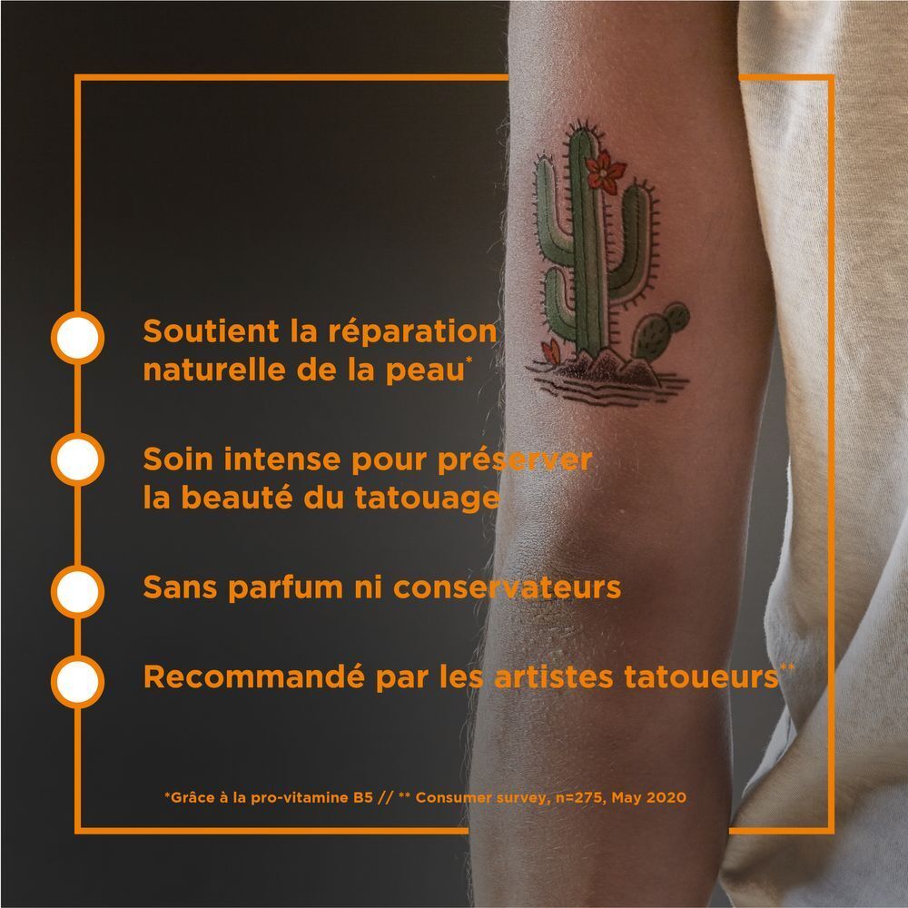 Bras avec tatouage. Texte: Soutient la réparation naturelle de la peau, Sans parfum ni conservateurs, Recommandé par les artistes tatoueurs.