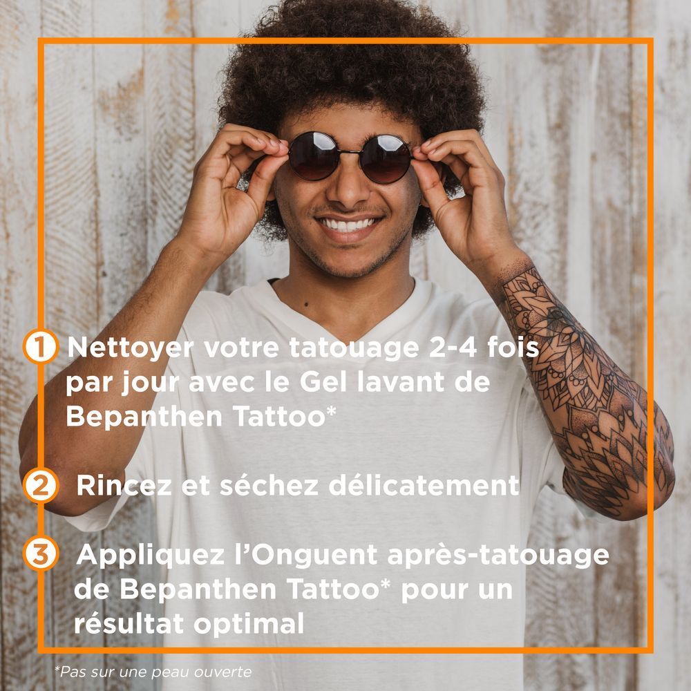 Homme avec tatouage. Texte: Nettoyer, sécher, appliquer Bepanthen Tattoo Onguent. Pour un résultat optimal.