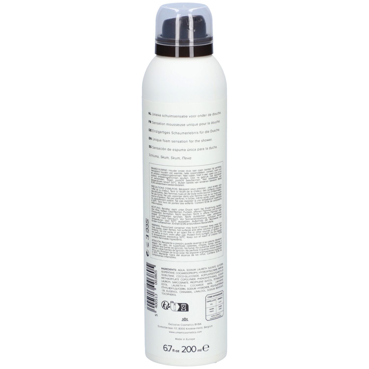 Weiße Flasche mit Text. Text in mehreren Sprachen. Aufschrift: UMAMI. Barcode und Informationen.