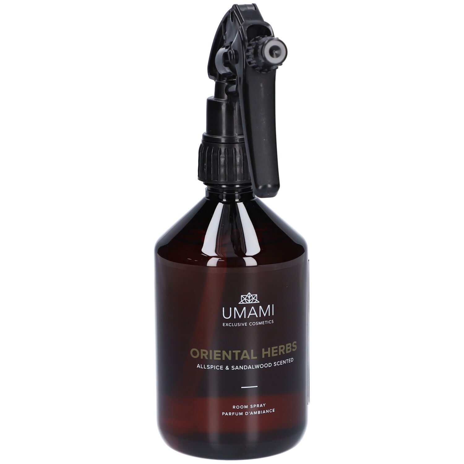 Flacon pulvérisateur brun avec tête de pulvérisation noire. Inscriptions: UMAMI, ORIENTAL HERBS, Allspice & Sandalwood Scented, Parfum d'ambiance.