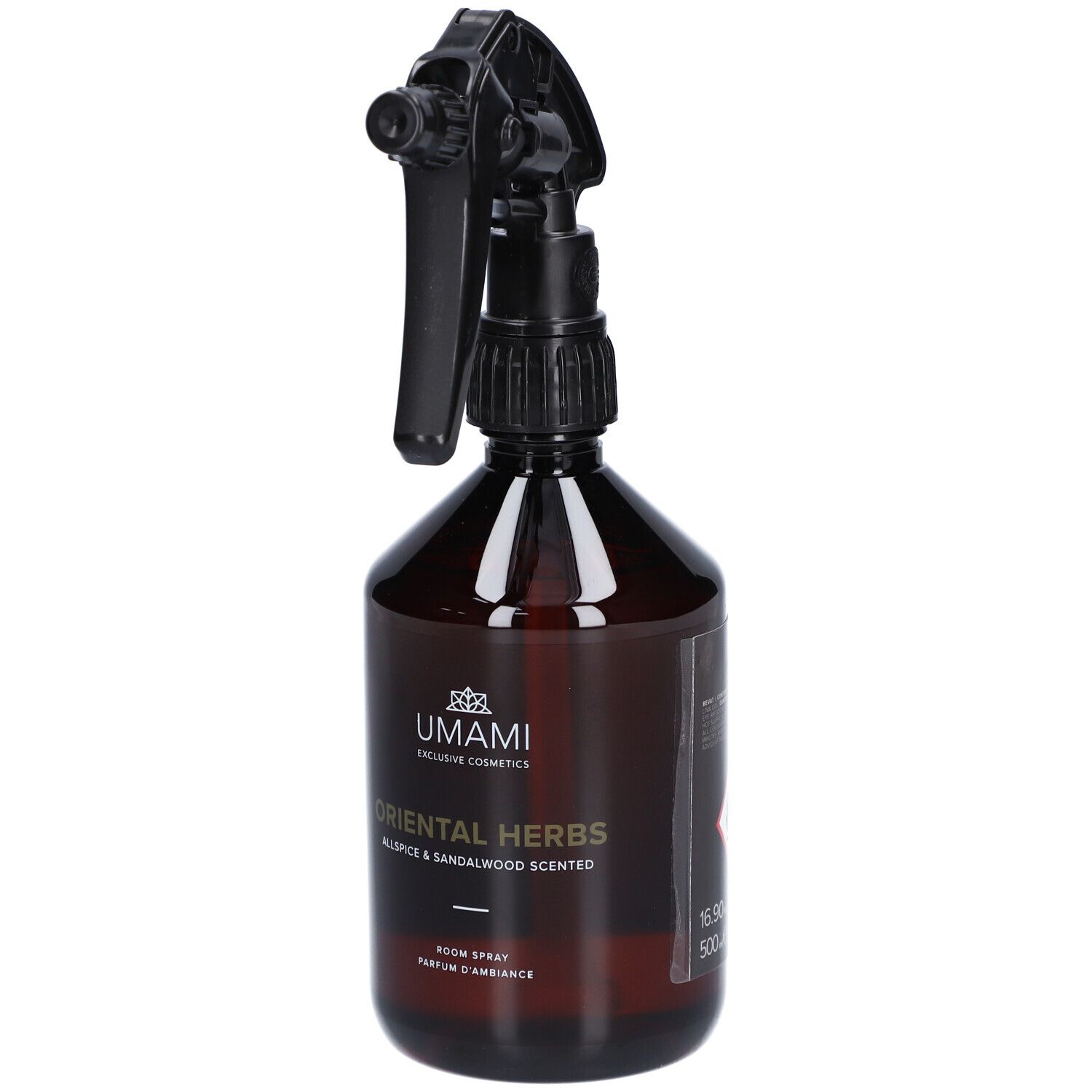Flacon pulvérisateur brun avec tête de pulvérisation noire. Inscriptions: UMAMI, ORIENTAL HERBS, Allspice & Sandalwood Scented, Parfum d'ambiance.