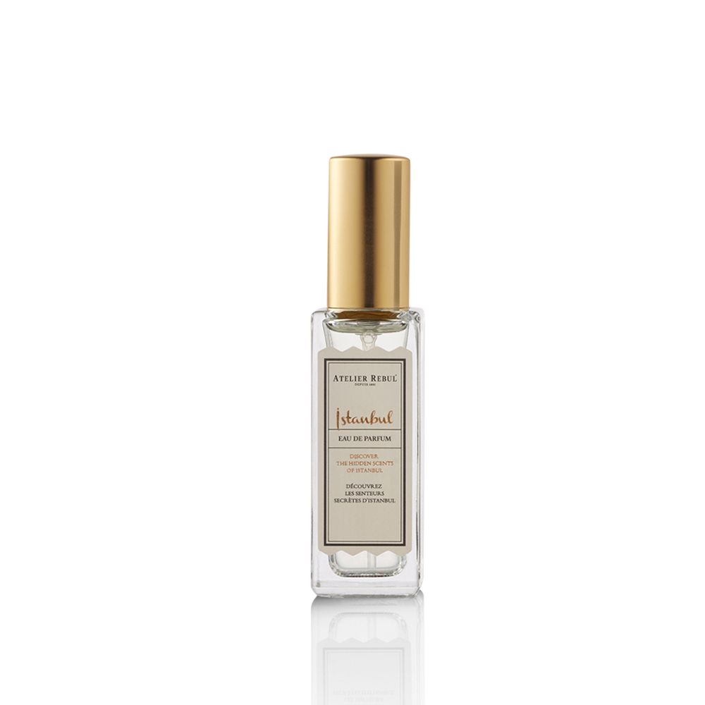 ATELIER REBUL® Istanbul Eau de Parfum. Rechteckiger Flakon mit goldfarbenem Verschluss. Text auf dem Etikett.