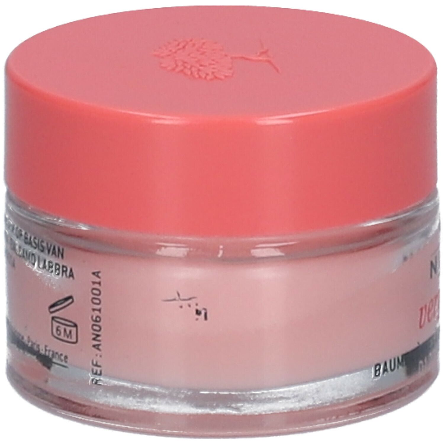 Nuxe Very Rose lippenbalsem. Roze potje met roze deksel. Opschrift: Nuxe, Very Rose. Tekst: Baume Lèvres à la Rose. Houdbaarheidssymbool.