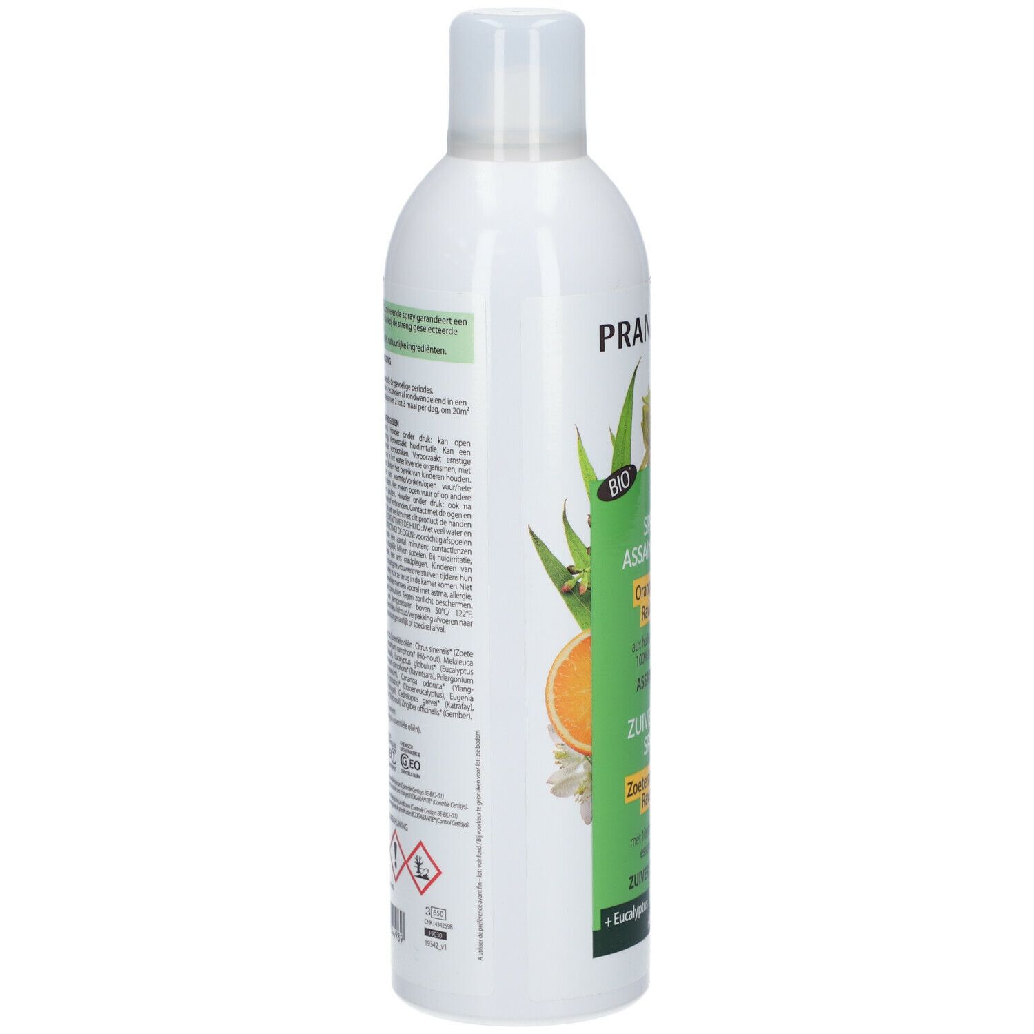 Witte spuitfles, zijaanzicht. Etiket met tekst en pictogrammen. Tekst: Spray Assainissant, Bio, Aromaforce.