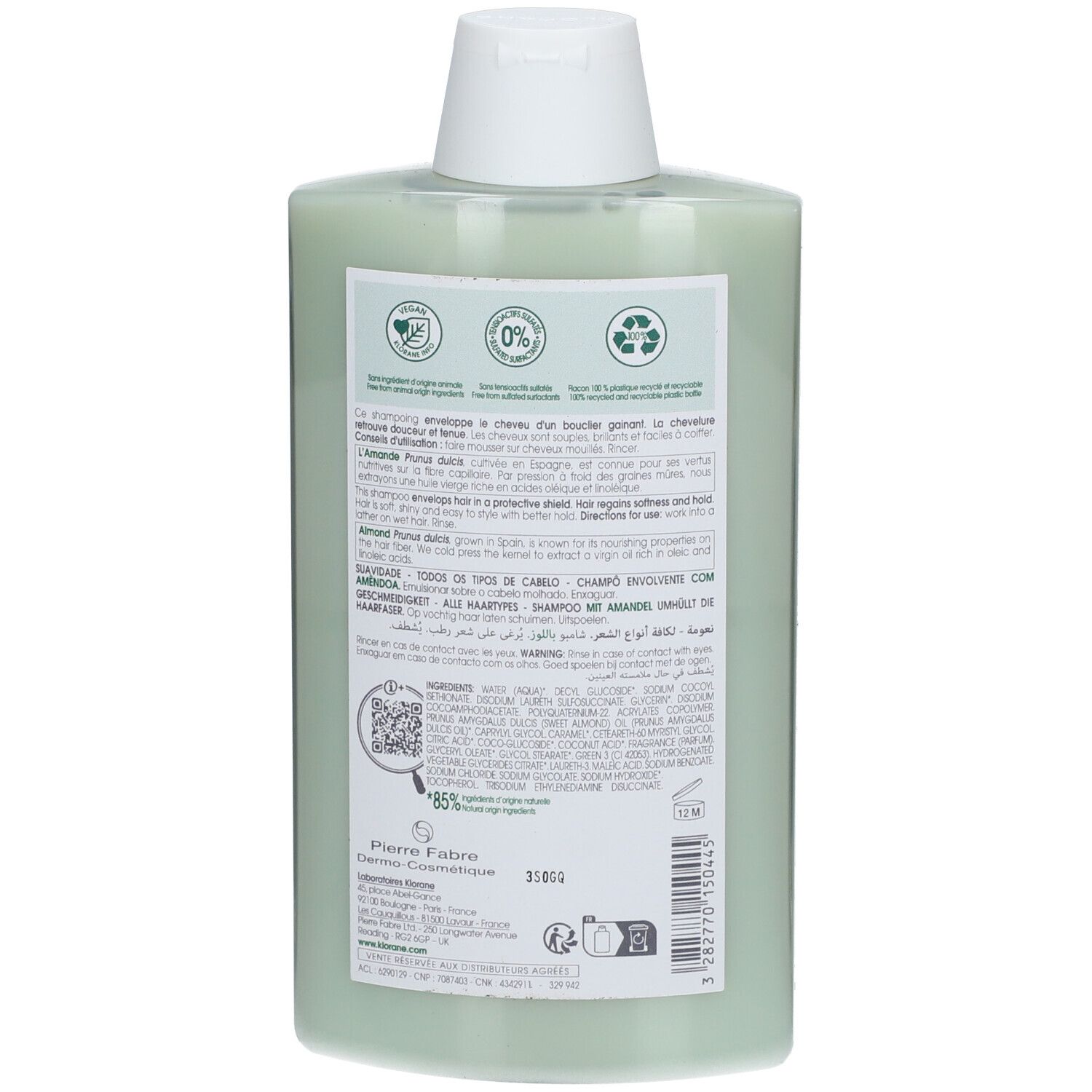 Achterkant van de KLORANE amandelshampoo fles. Tekst en logo's op groene achtergrond. Witte dop.