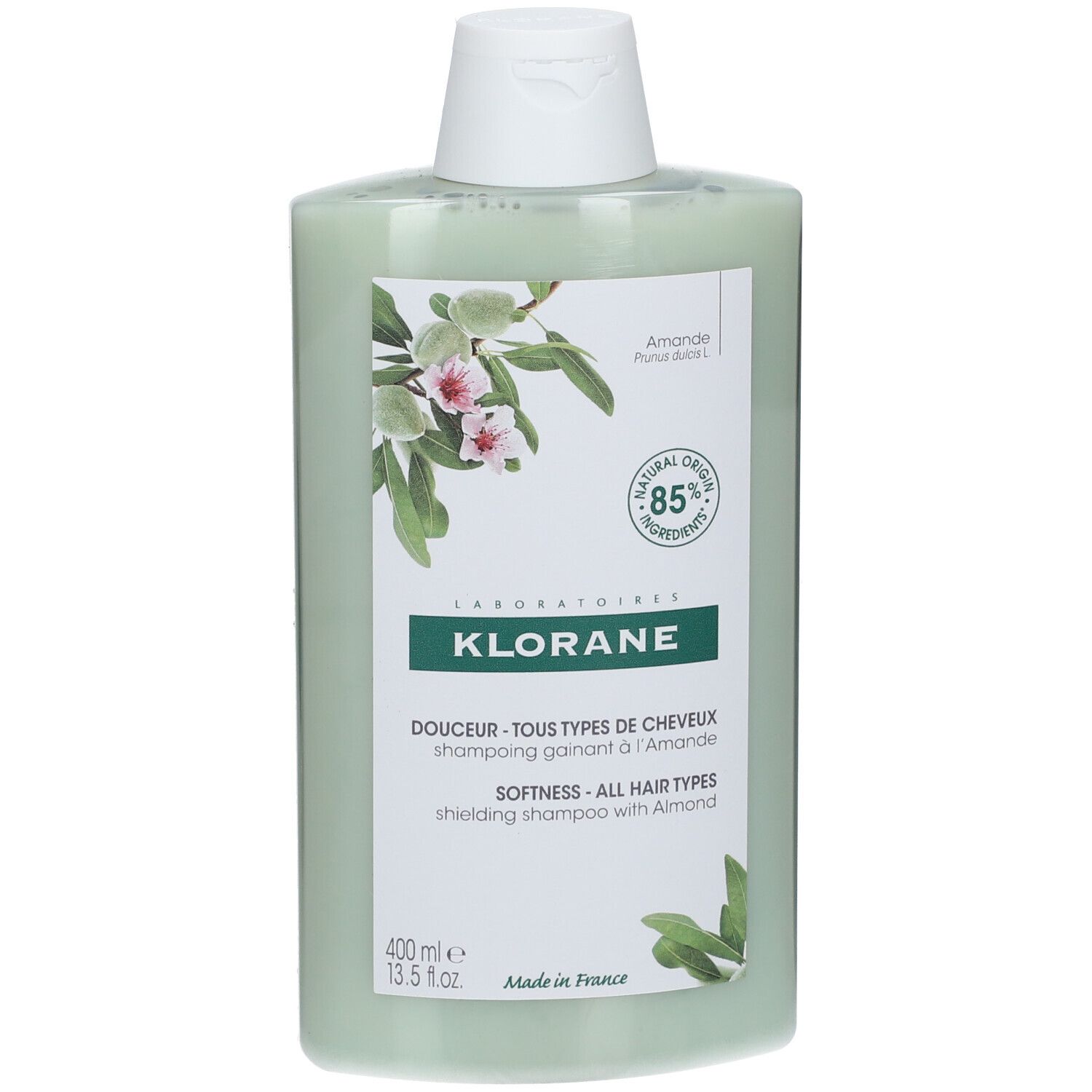 KLORANE amandelshampoo fles. Groen met witte dop. Etiket met tekst, amandelillustratie en logo.