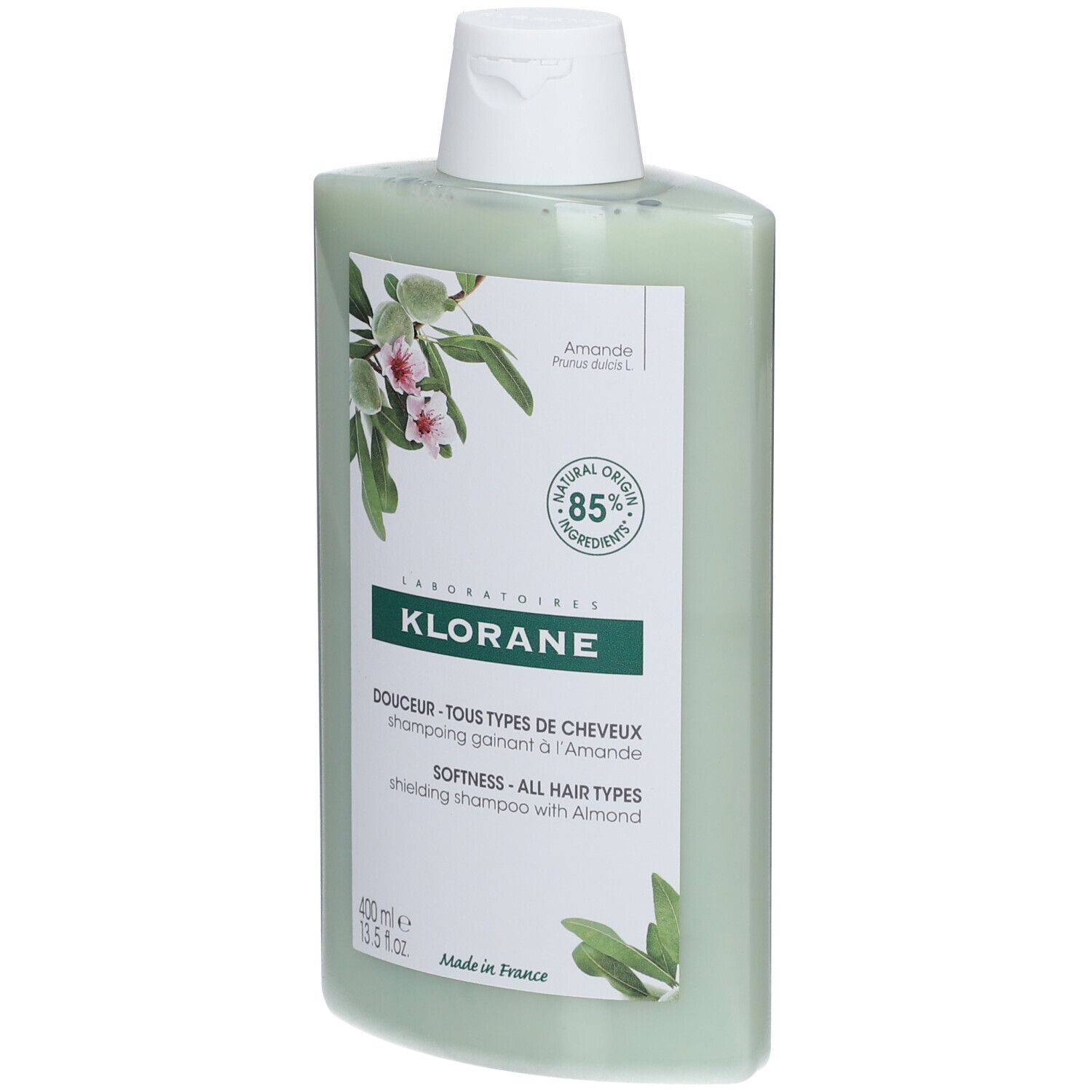 KLORANE amandelshampoo fles. Groen met witte dop. Etiket met tekst, amandelillustratie en logo.