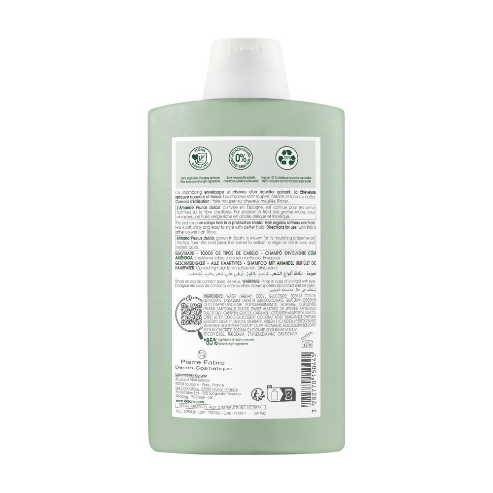 Achterkant van de KLORANE amandelshampoo fles. Tekst en logo's op groene achtergrond. Witte dop.