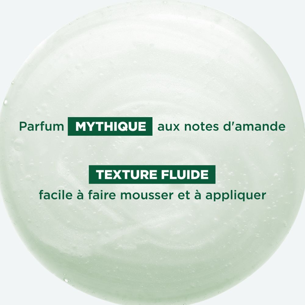 Flacon de shampooing KLORANE à l'amande. Vert, bouchon blanc. Texte sur l'étiquette. 85% ingrédients naturels.