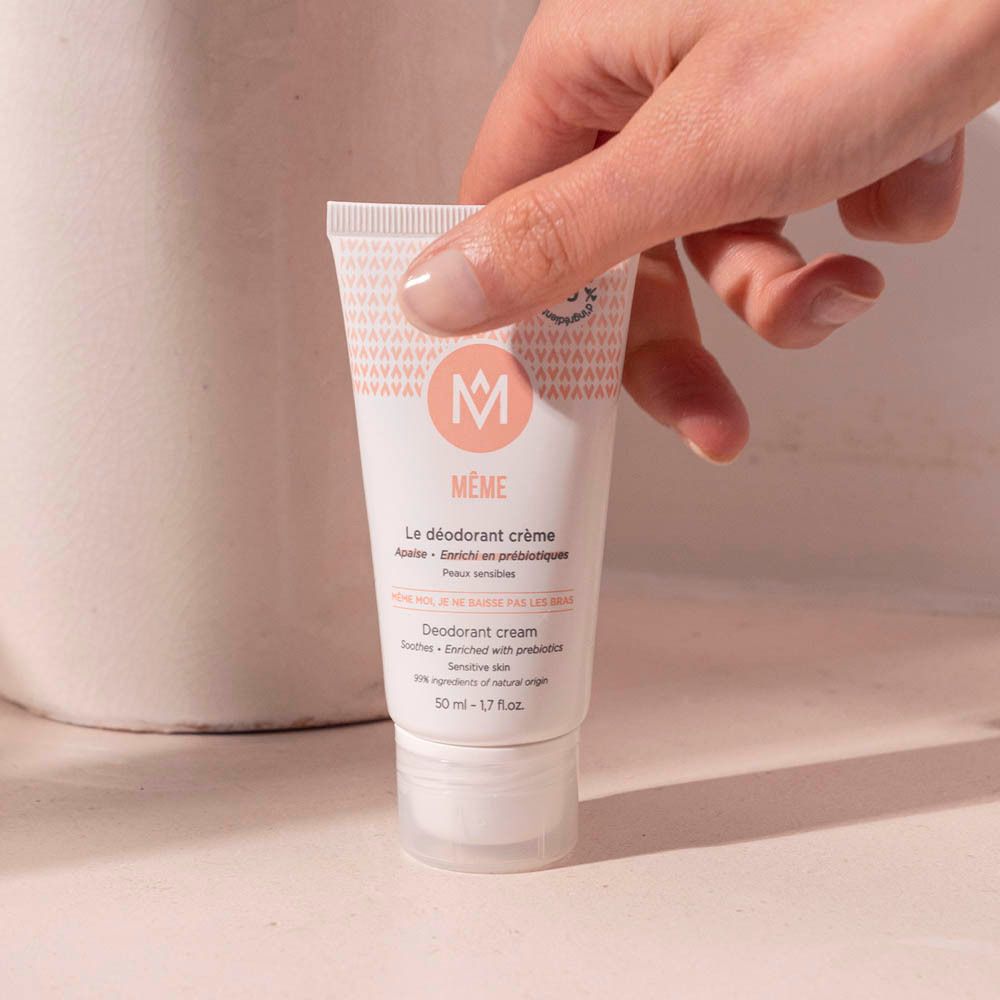 Persoon houdt crème deodorant tube vast. Close-up. Product en hand.