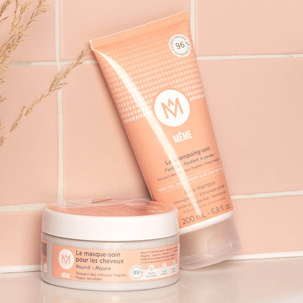 Twee producten op roze tegels. MÊME shampoo en masker. Beide in roze verpakking.