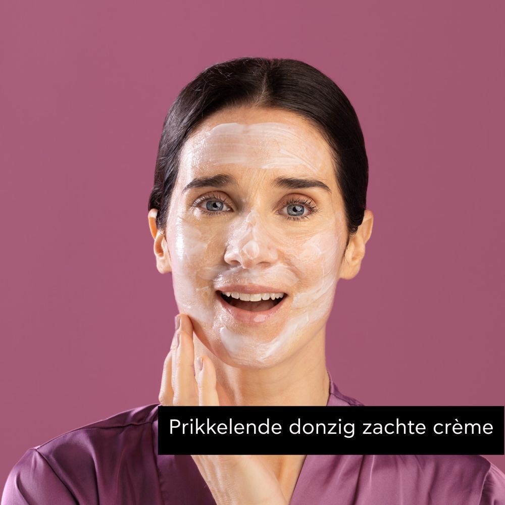 Vrouw met crème op haar gezicht. Tekst: Prikkelende donzig zachte crème.