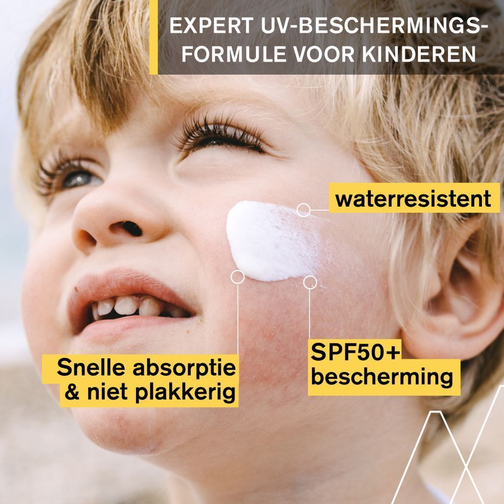 Kind met zonnecrème op het gezicht. Tekst: Snelle absorptie, SPF 50+, waterbestendig.
