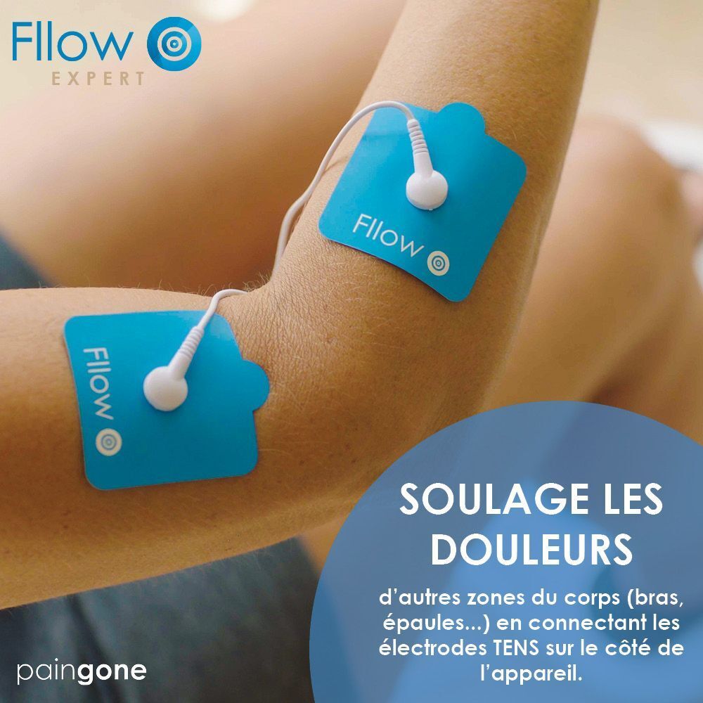 Personne allongée sur un canapé, pieds sur le Paingone Fllow Expert. Pieds sur repose-pieds.