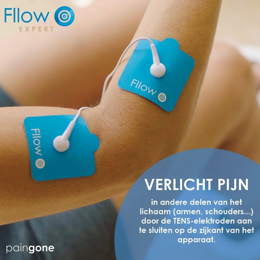 Persoon ligt op een bank met voeten op de Paingone Fllow Expert. Voeten op voetsteunen.