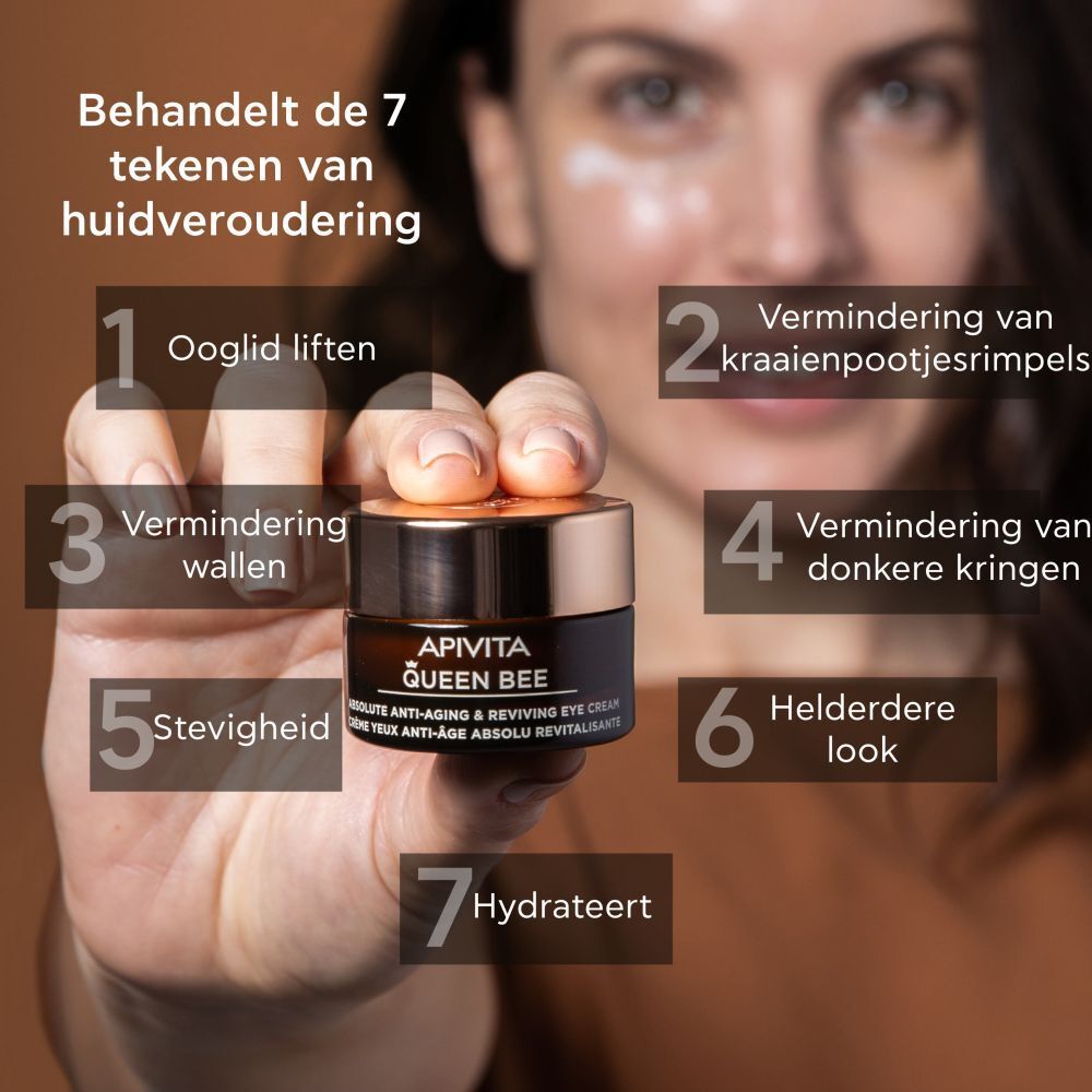 Vrouw houdt pot vast. Tekst: Behandelt 7 tekenen van huidveroudering. APIVITA Queen Bee.
