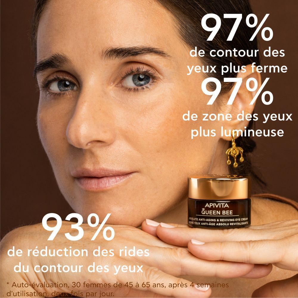 Femme tenant un pot. Texte: 97% contour des yeux plus ferme, 93% réduction des rides. APIVITA Queen Bee.