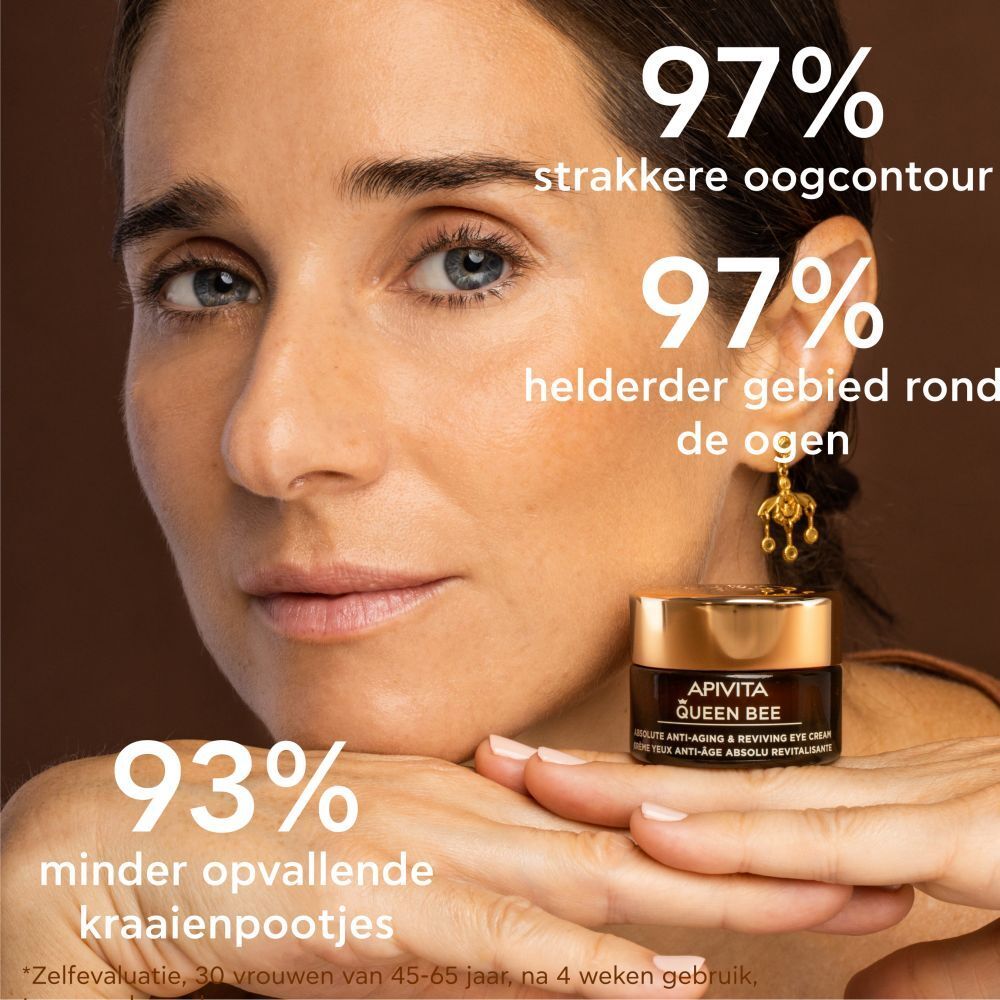 Vrouw houdt pot vast. Tekst: 97% strakkere oogcontour, 93% minder opvallende kraaienpootjes. APIVITA Queen Bee.