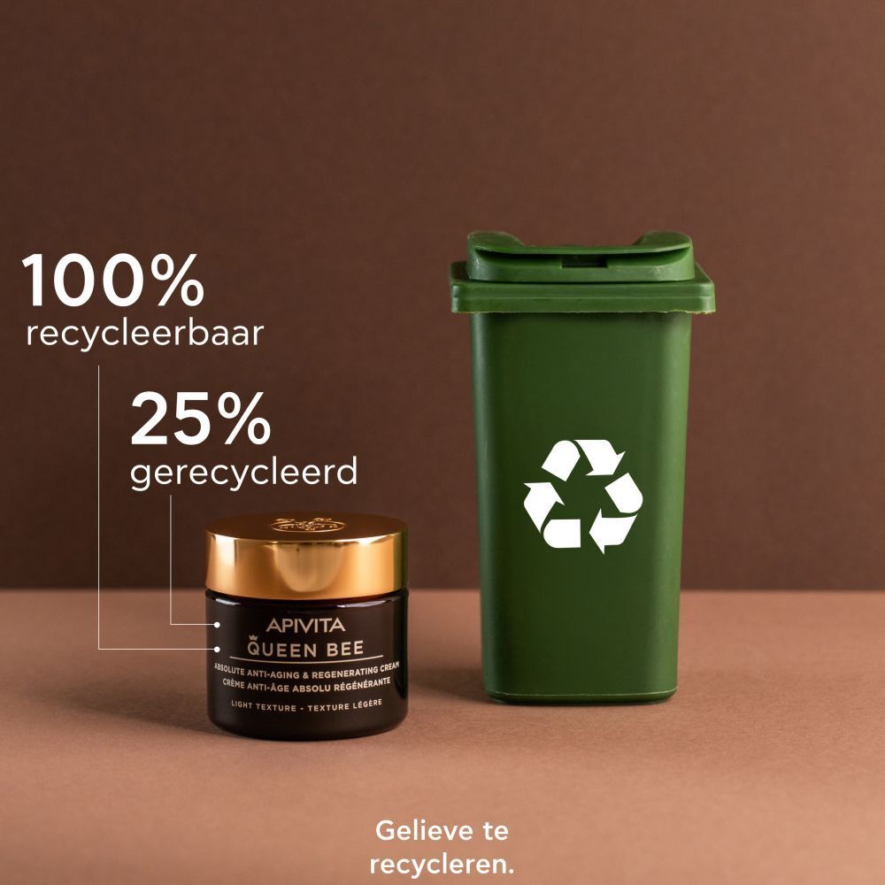 Crèmepot met crème. Opschrift: APIVITA Queen Bee Absolute Anti-Aging Creme Regenerierend - Lichte textuur. Recycling.