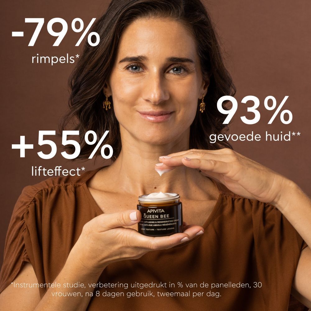 Vrouw houdt crèmepot vast. Opschrift: APIVITA Queen Bee Absolute Anti-Aging Creme Regenerierend - Lichte textuur. Resultaten.
