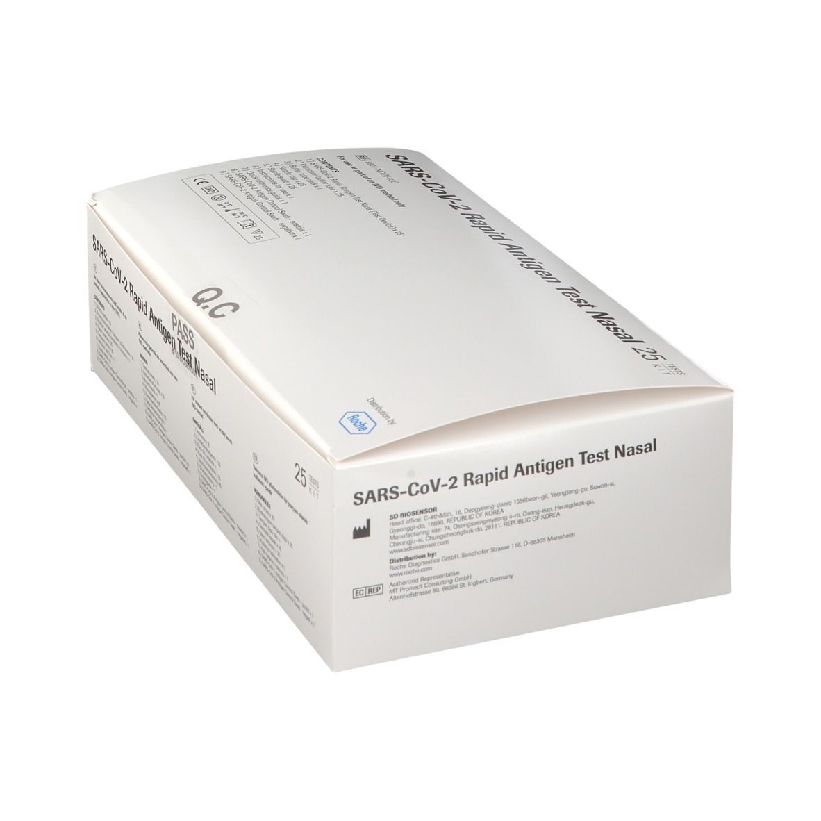 Boîte blanche inclinée avec texte SARS-CoV-2 Rapid Antigen Test Nasal. Q.C. PASS. 25 tests.