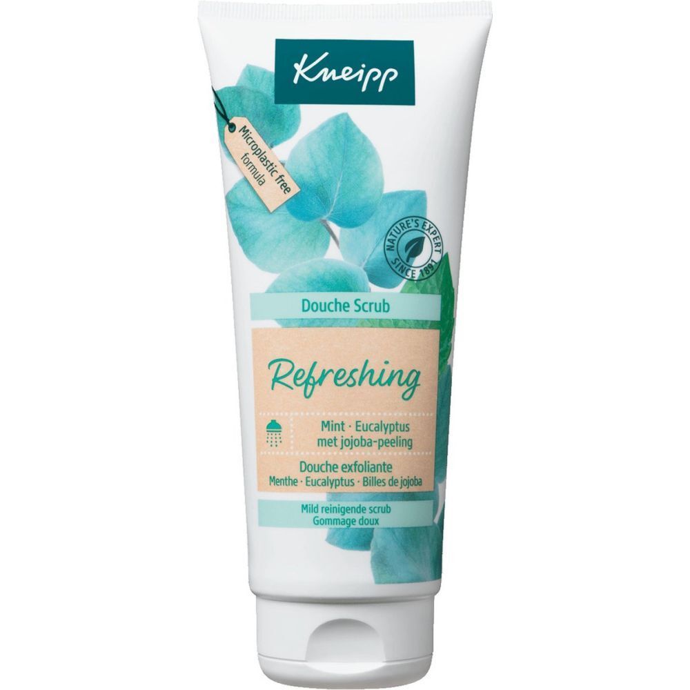 Wit-blauwe tube met Kneipp-logo. Opschrift: Douche Scrub, Refreshing, Mint-Eucalyptus. Label: Microplastic free formula.
