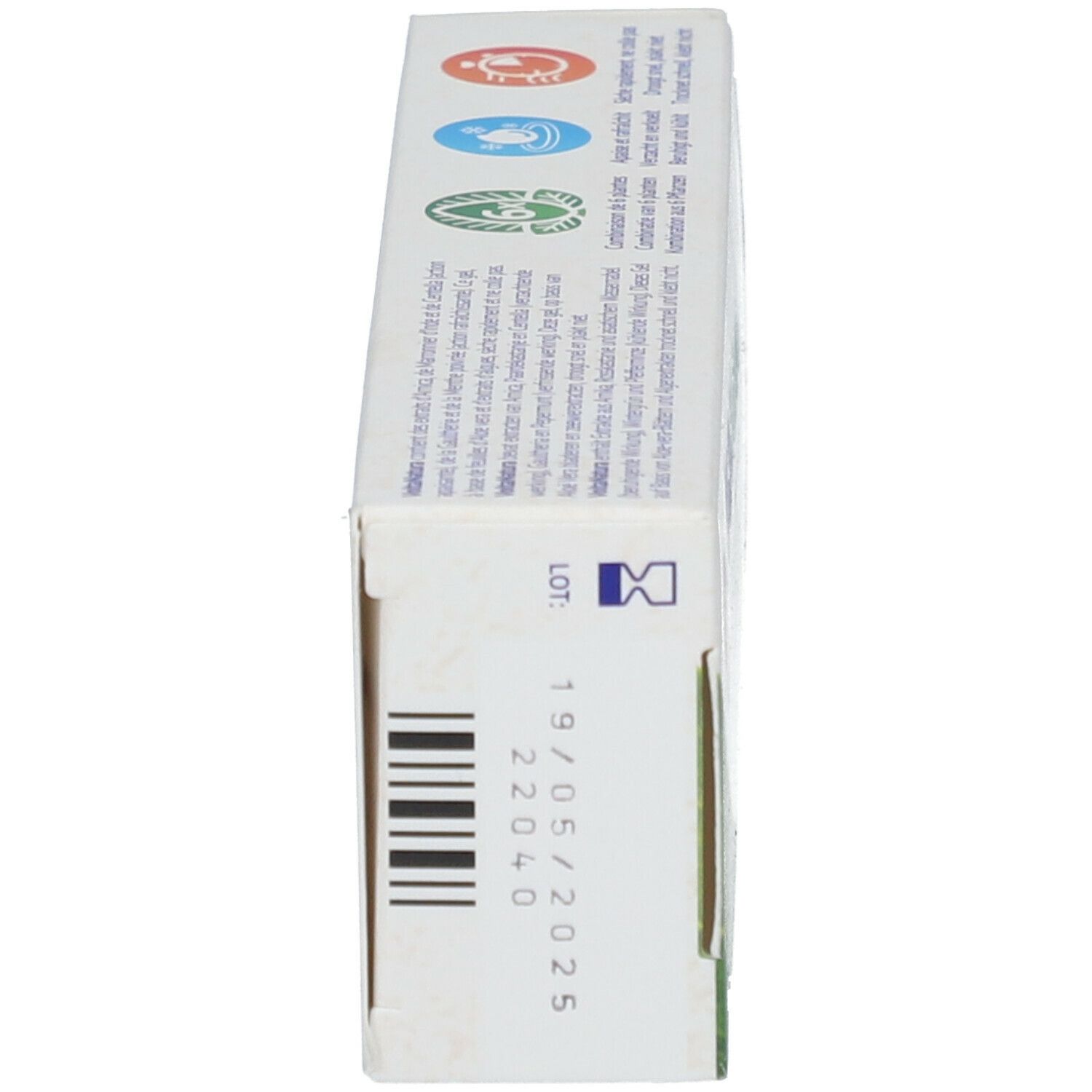 Productverpakking, zijaanzicht. Barcode, lotnummer, vervaldatum. Groen, wit.