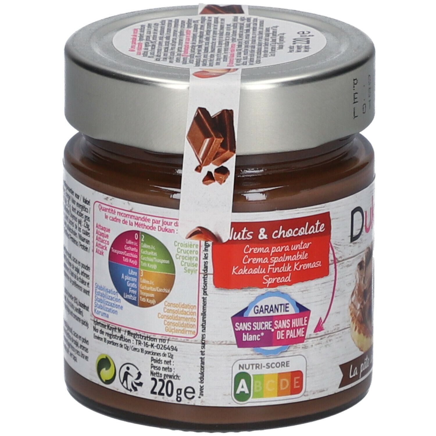 Pot chocoladecrème. Achterkant met ingrediëntenlijst en voedingswaarde. Sticker met stukjes chocolade.