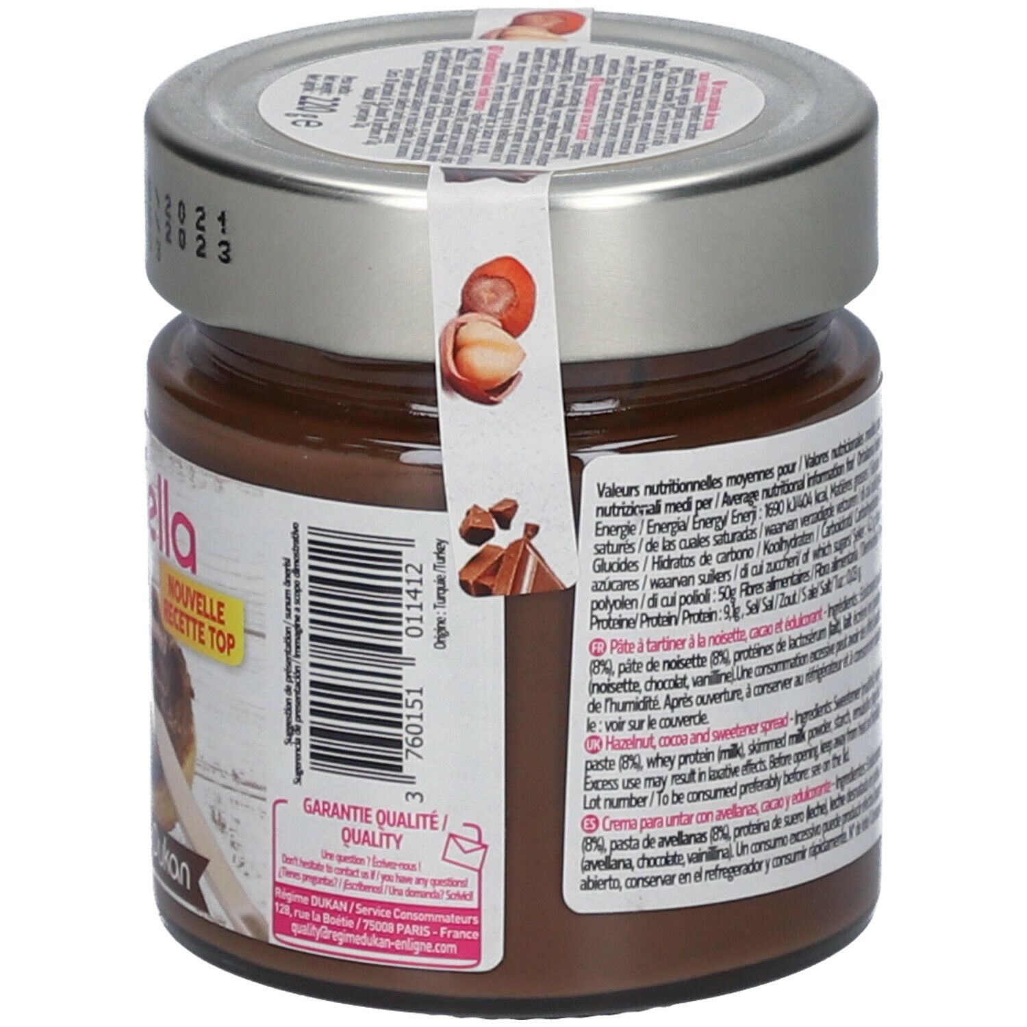 Pot chocoladecrème. Achterkant met ingrediëntenlijst en voedingswaarde. Sticker met hazelnoten en stukjes chocolade.