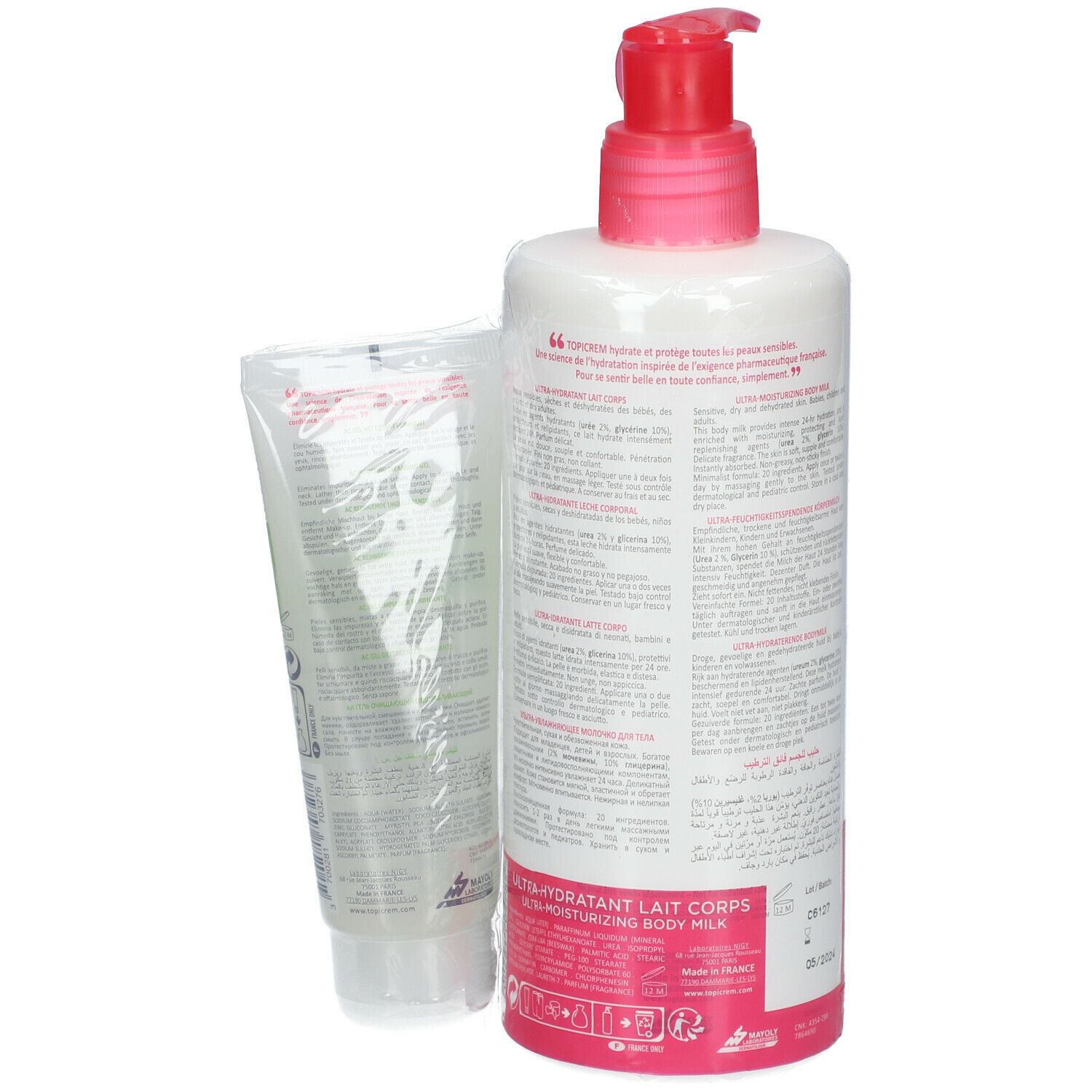 Achterkant van een wit flesje met rode pomp en tube. Opschrift: Topicrem, Ultra-Hydratant Lait Corps, Ultra-Moisturizing Body Milk. Tekst.